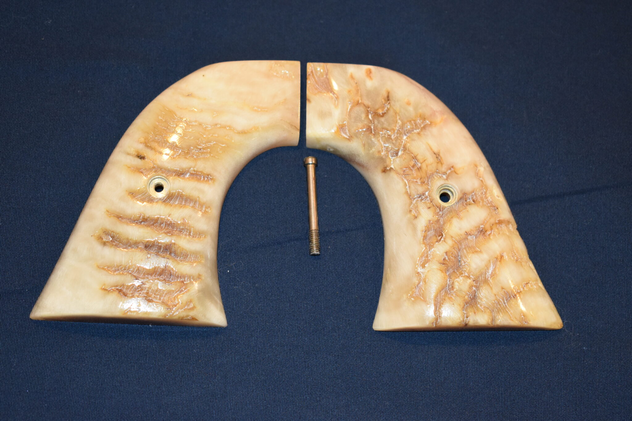 COLT SINGLE ACTION ARMY (S.A.A.)PREMIUM GRADE RAMS HORN / STAG GRIPS SAARH8