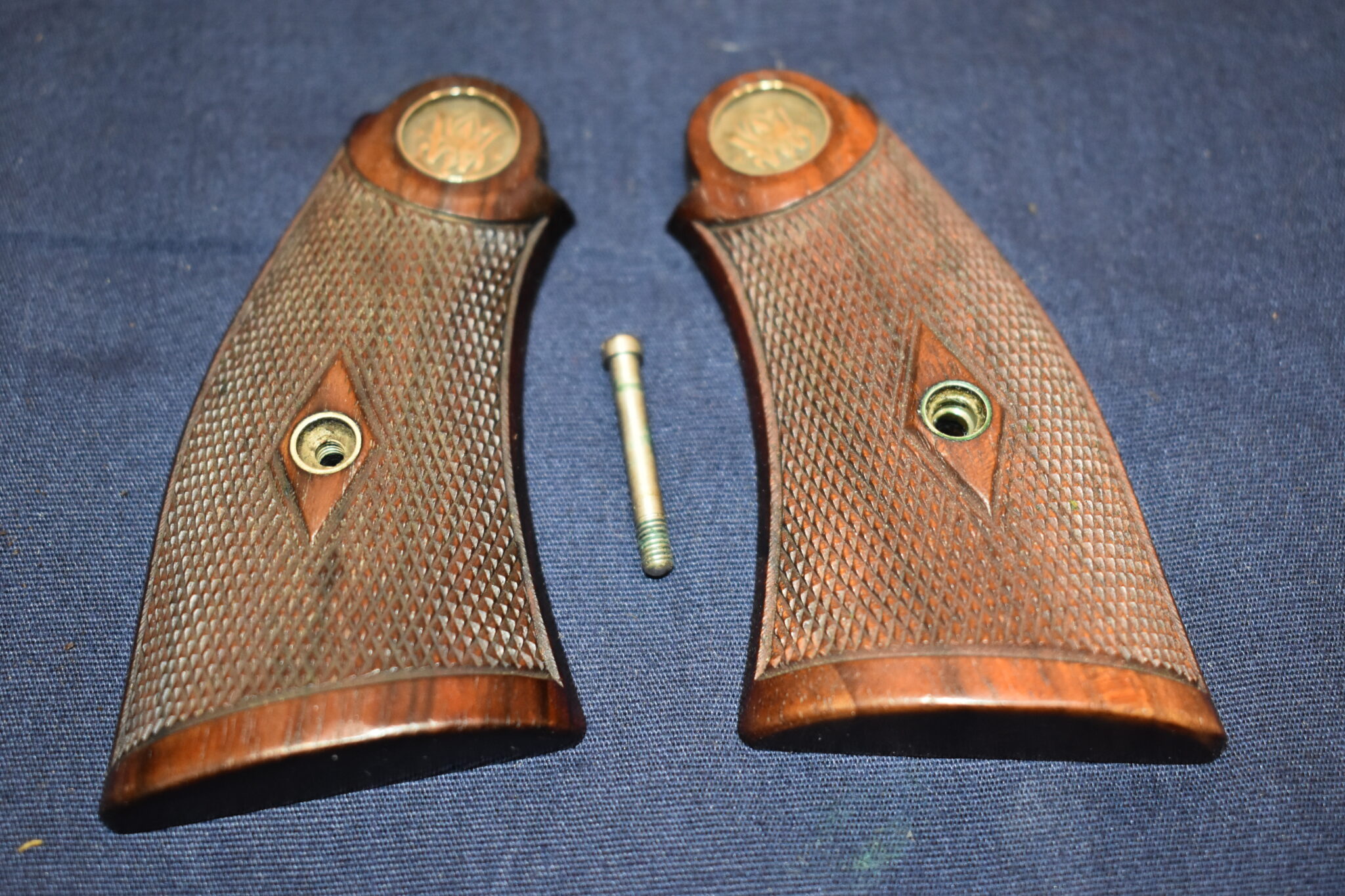SMITH & WESSON K FRAME PRE-WAR SERVICE GRIPS WITH BRASS MEDALLIONS KPWS4 - Image 2