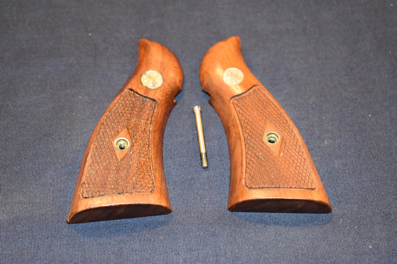 SMITH & WESSON K FRAME SQUARE BUTT FACTORY DIAMOND MAGNA GRIPS KDM7 - Image 2
