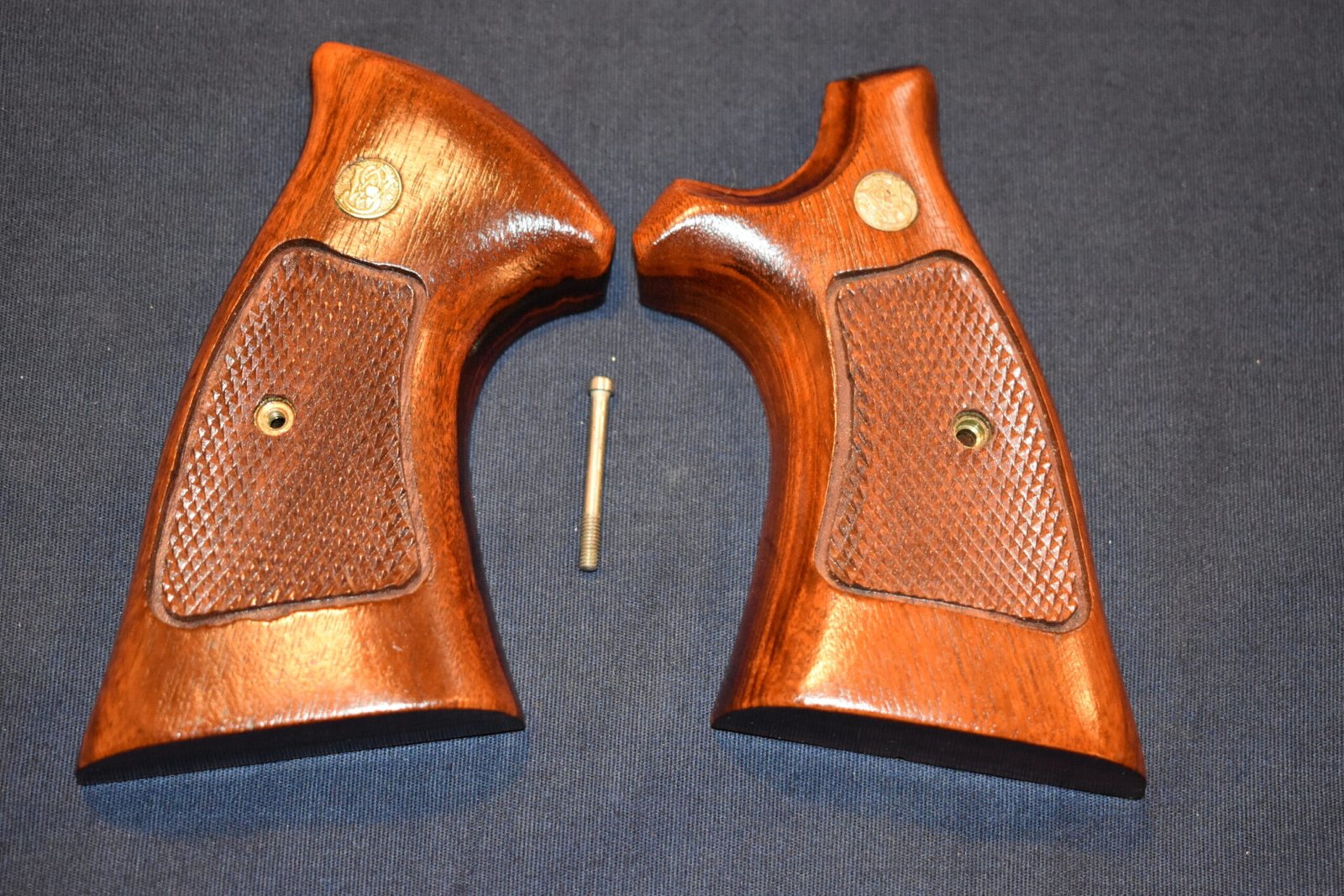 SMITH & WESSON FACTORY N FRAME TARGET GRIPS NT48