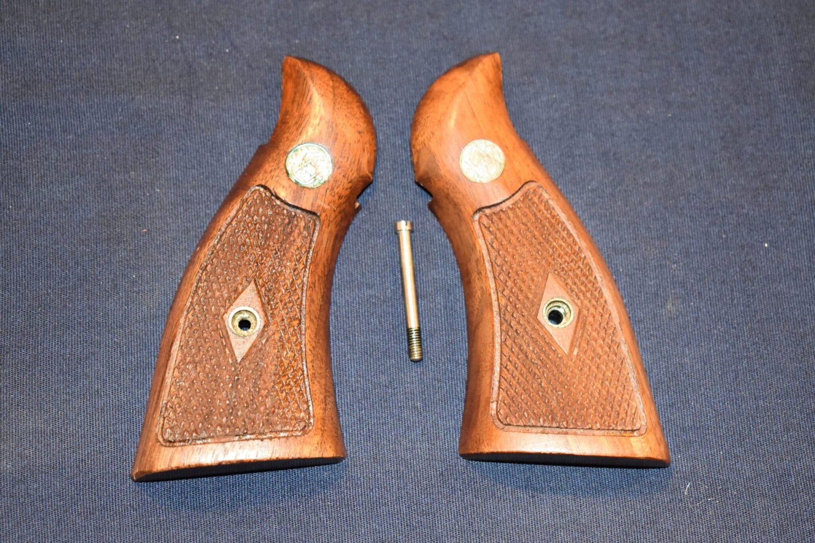 SMITH & WESSON K FRAME SQUARE BUTT FACTORY DIAMOND MAGNA GRIPS KDM7