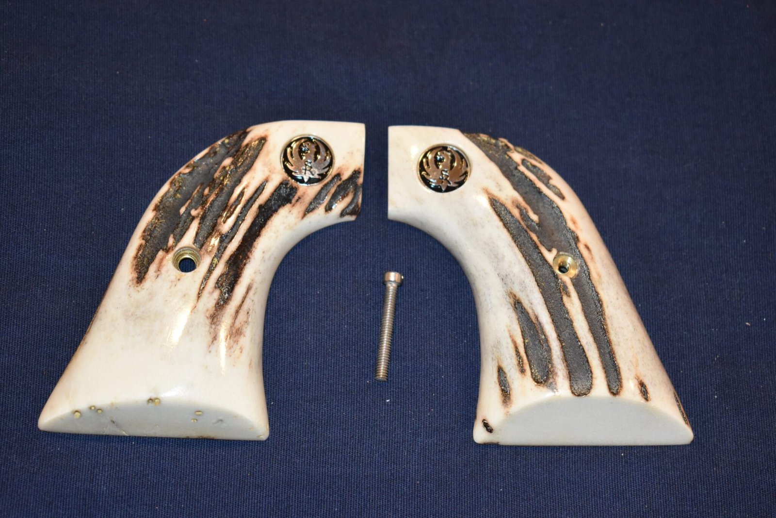 RUGER NEW VAQUERO SAMBAR STAG GRIPS RNVSS13