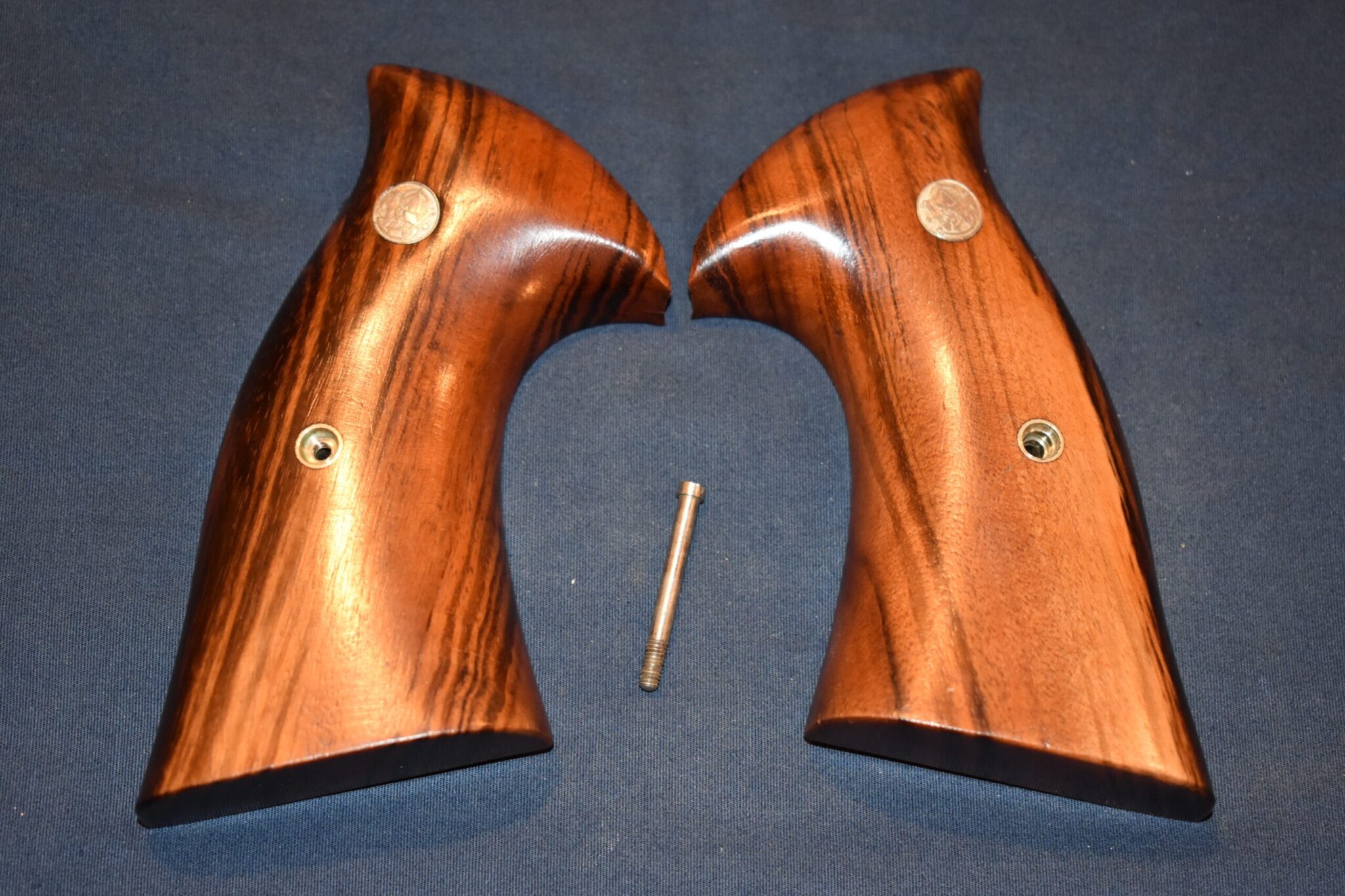 SMITH & WESSON FACTORY K FRAME PRESENTATION NON-RELIEVED TARGET GRIPS KPT19