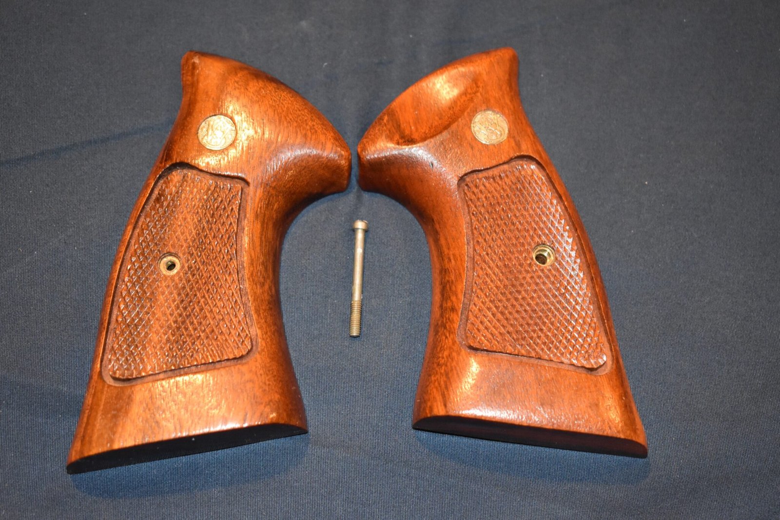 SMITH & WESSON FACTORY N FRAME TARGET GRIPS NT52