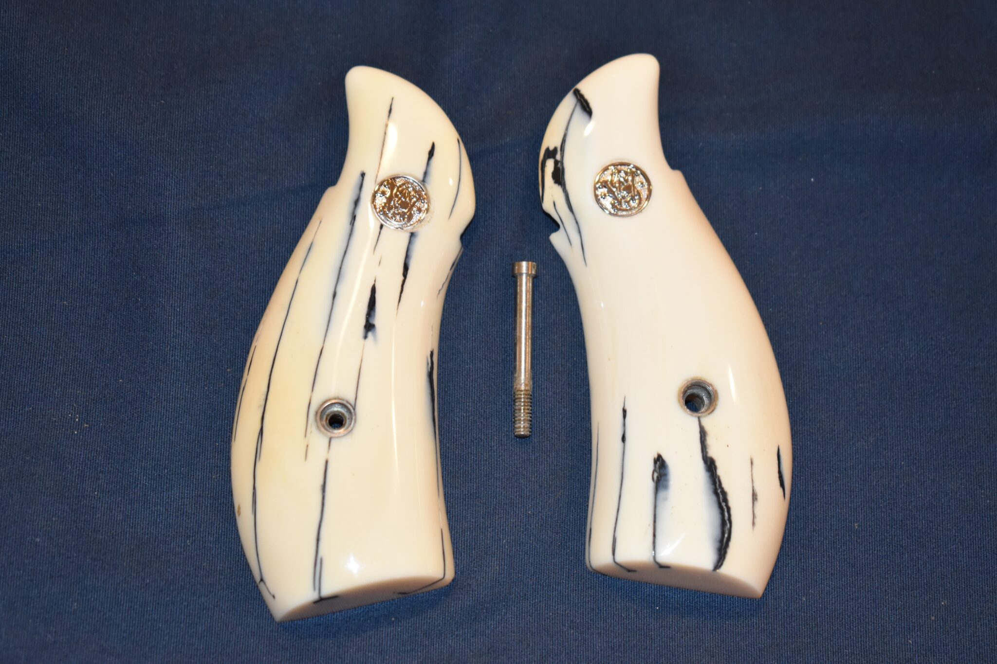 SMITH & WESSON K OR L FRAME ROUND BUTT HIPPO TOOTH GRIPS KRBHT1