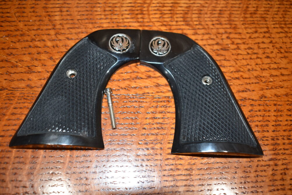 RUGER NEW VAQUERO CHECKERED BUFFALO HORN GRIPS RNVBH14 - Image 2