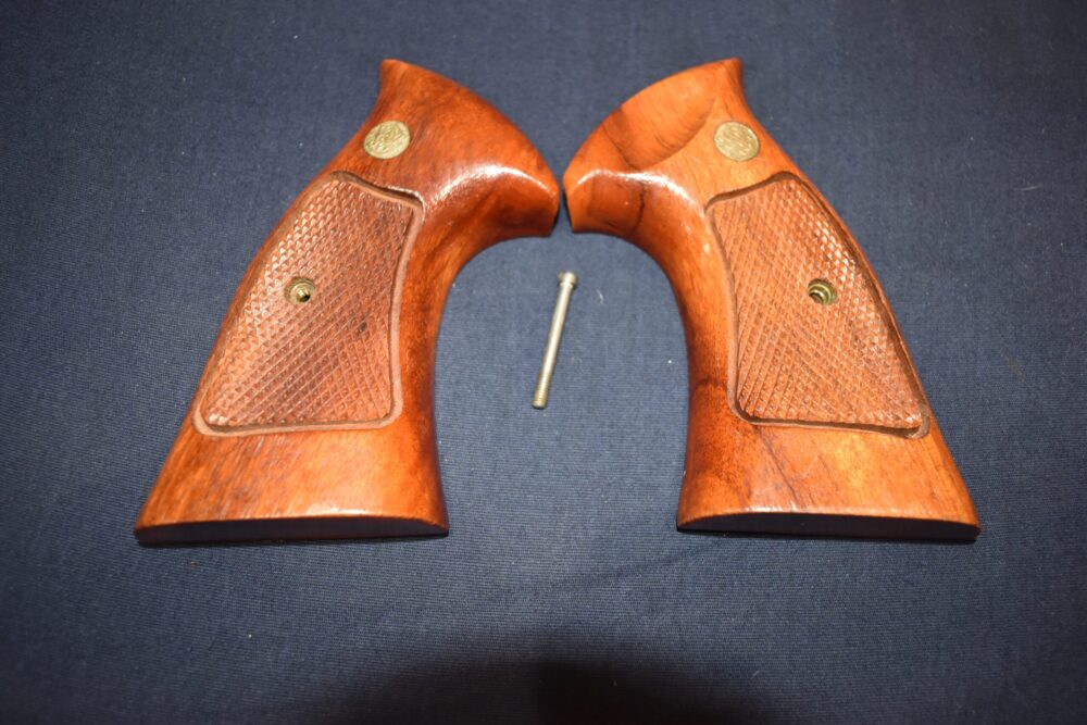 SMITH & WESSON FACTORY K FRAME TARGET GRIPS KCT31