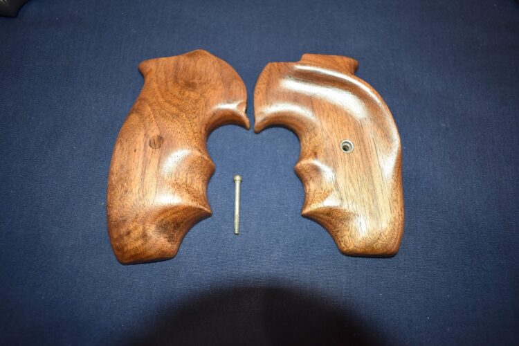 SMITH & WESSON J FRAME FUZZY FARRANT CUSTOM GRIPS SWJFF6