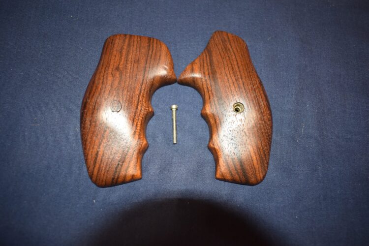 SMITH & WESSON J FRAME FUZZY FARRANT CUSTOM GRIPS SWJFF5