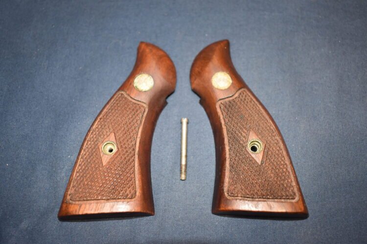 SMITH & WESSON K FRAME SQUARE BUTT FACTORY DIAMOND MAGNA GRIPS KDM11