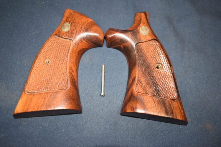 SMITH & WESSON FACTORY K FRAME TARGET GRIPS KCT32