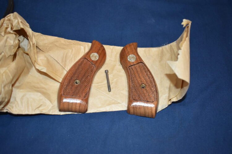 SMITH & WESSON K FRAME NOS SQUARE BUTT FACTORY MAGNA GRIPS KRBM16
