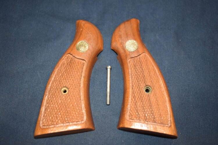 SMITH & WESSON K FRAME SQUARE BUTT MAGNA GRIPS KSQM15