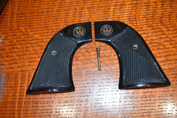 RUGER NEW MODEL BLACKHAWK OR OLD VAQUERO CHECKERED BUFFALO HORN GRIPS RBHBH25