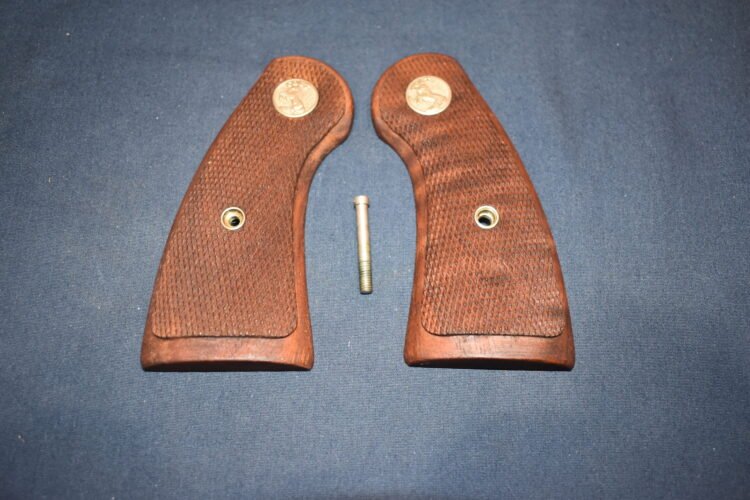 COLT FACTORY SHOOTING MASTER WOOD GRIPS  CSMFW1