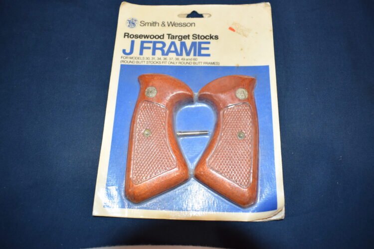 SMITH & WESSON FACTORY J FRAME TARGET ROSEWOOD GRIPS NEW IN THE PACKAGE JT32