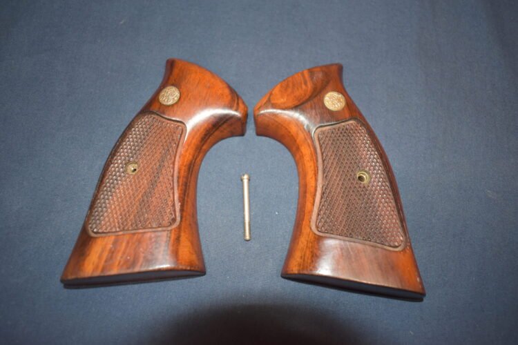 SMITH & WESSON FACTORY K FRAME TARGET GRIPS KCT35