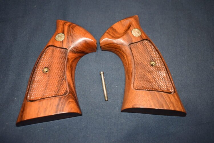 SMITH & WESSON FACTORY K FRAME TARGET GRIPS KCT37