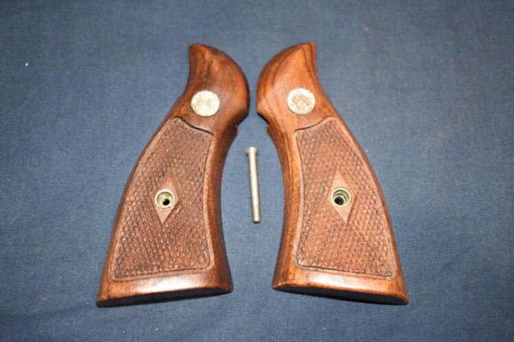 SMITH & WESSON K FRAME SQUARE BUTT FACTORY DIAMOND MAGNA GRIPS KDM13