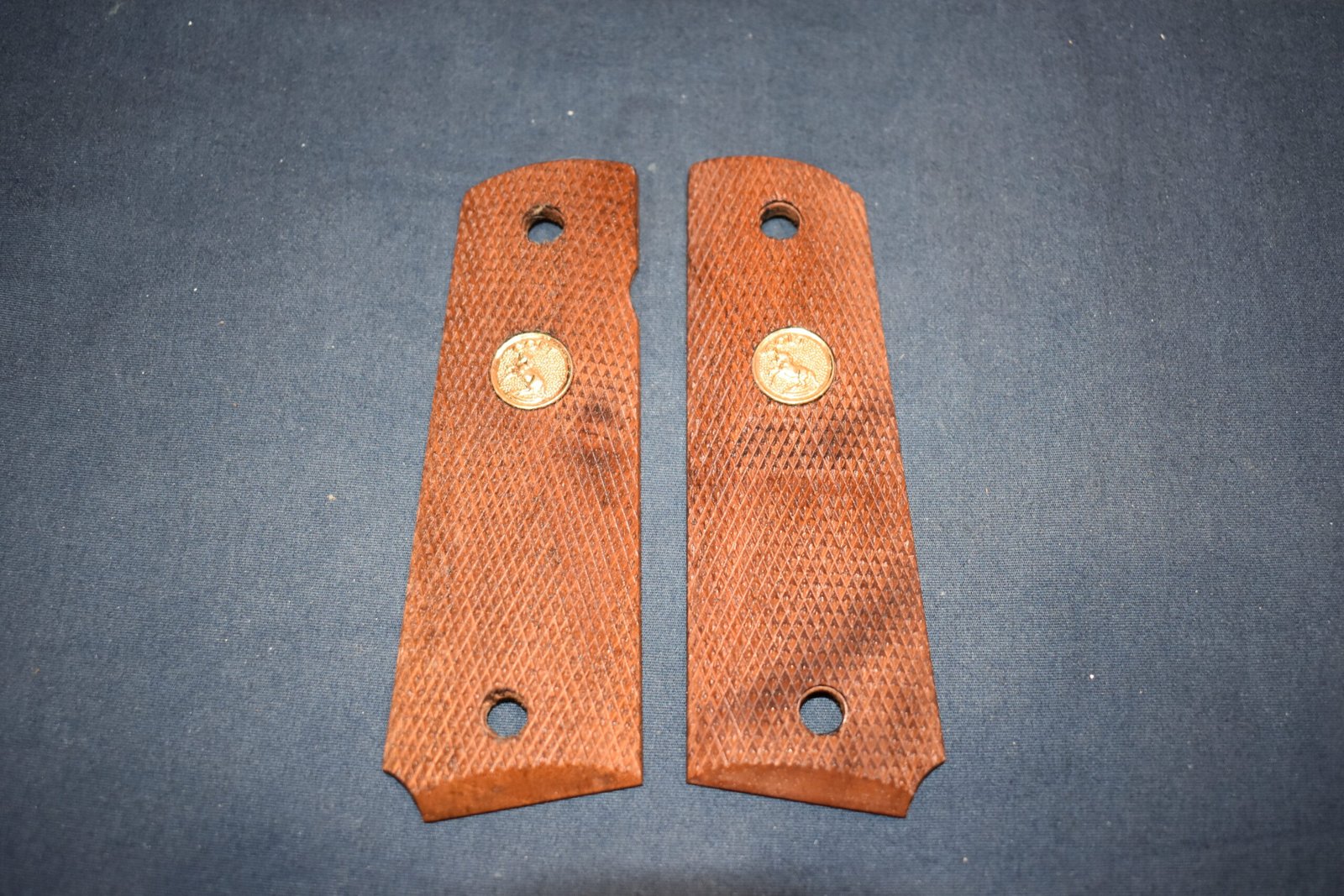 COLT 1911 CHECKERED WOOD GRIPS 1911W8