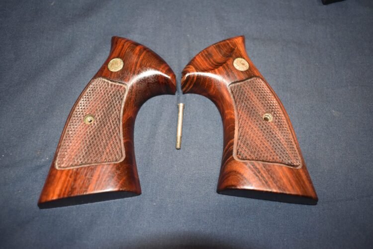 SMITH & WESSON FACTORY K FRAME TARGET GRIPS KCT36