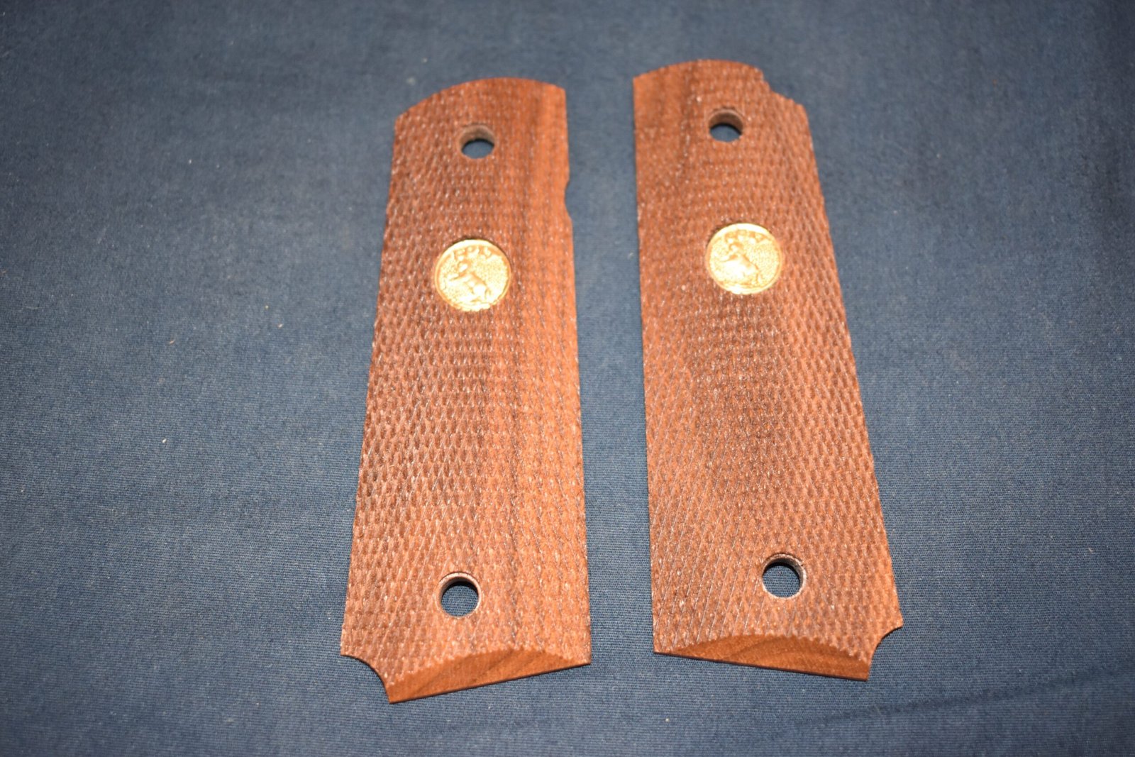 COLT 1911 CHECKERED WOOD GRIPS 1911W9