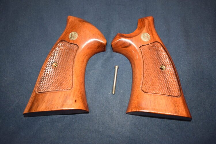 SMITH & WESSON FACTORY N FRAME TARGET GRIPS NT81
