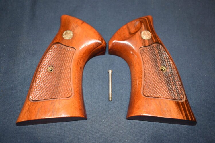 SMITH & WESSON FACTORY N FRAME TARGET GRIPS NT83