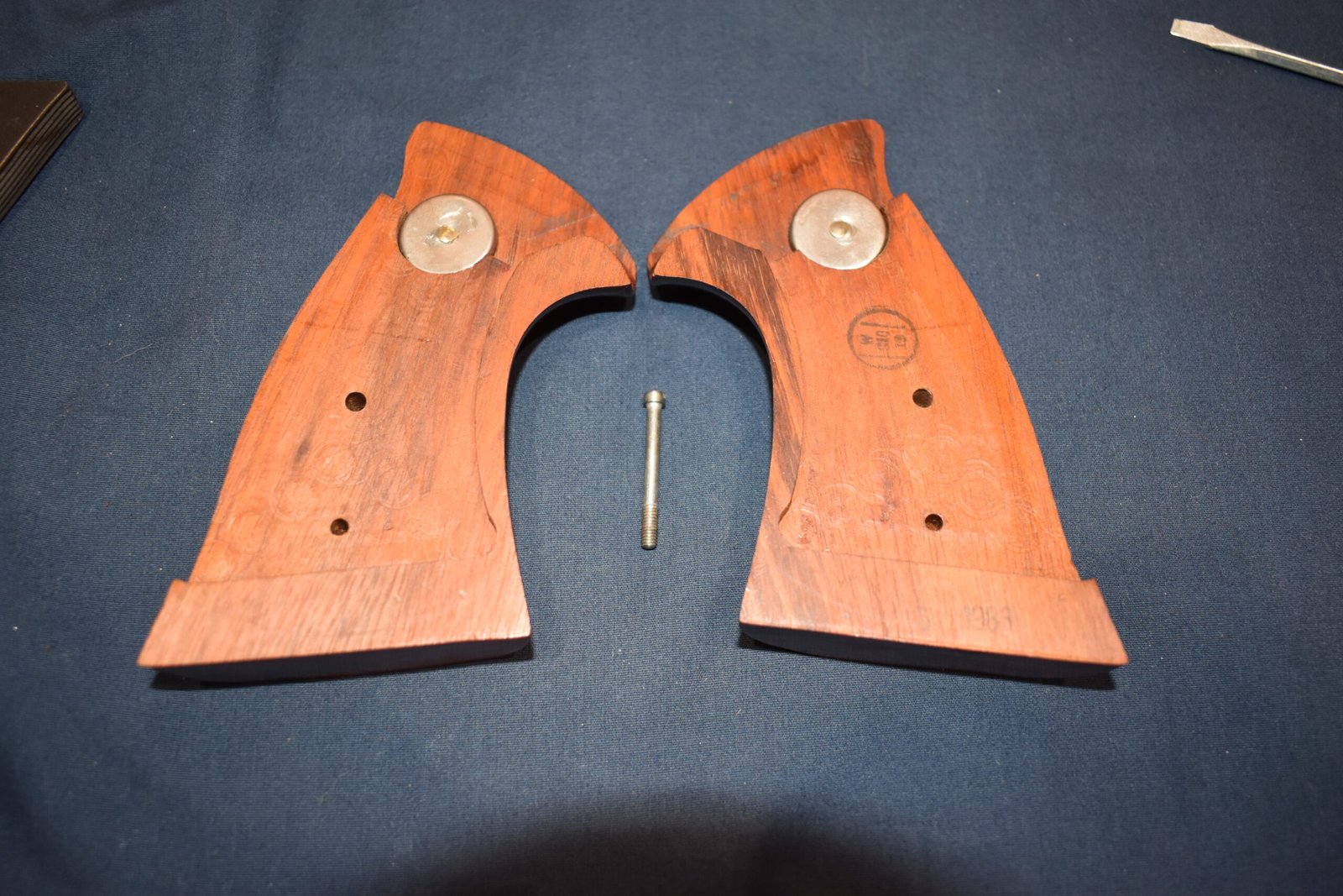 SMITH & WESSON FACTORY N FRAME TARGET GRIPS NT83 - Image 4