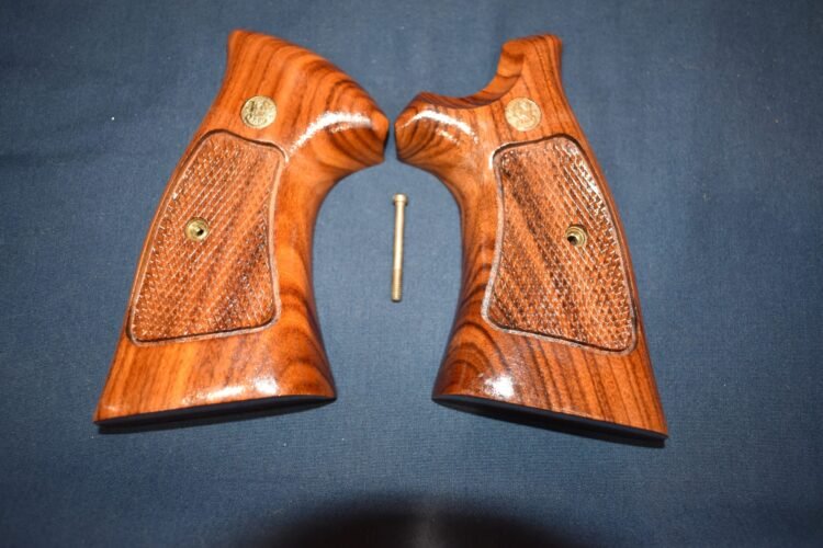 SMITH & WESSON FACTORY N FRAME TARGET GRIPS NT80