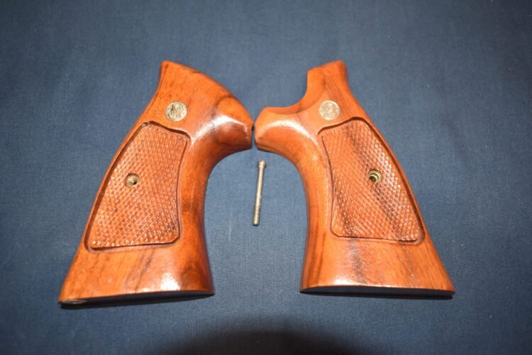 SMITH & WESSON FACTORY N FRAME TARGET GRIPS NT82